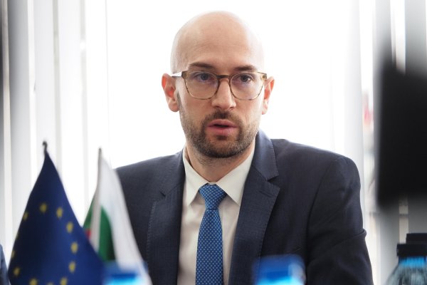 Георги Клисурски поема финансите на страната. Преди да се включи активно в управлението на българските финанси, той работи в Европейската банка за възстановяване и развитие (ЕБВР) в Лондон. Т